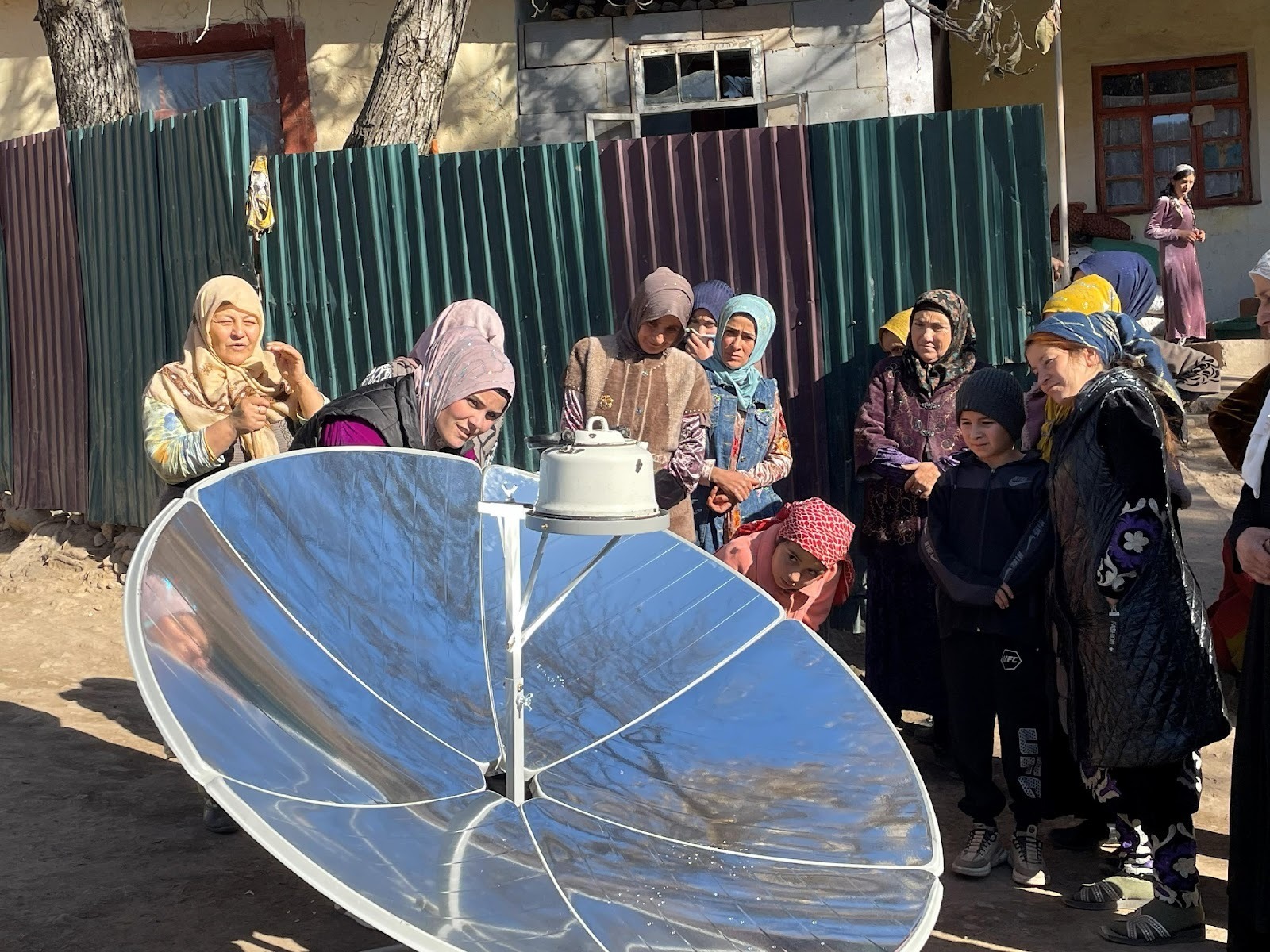 A group of people standing around a solar dish

AI-generated content may be incorrect.