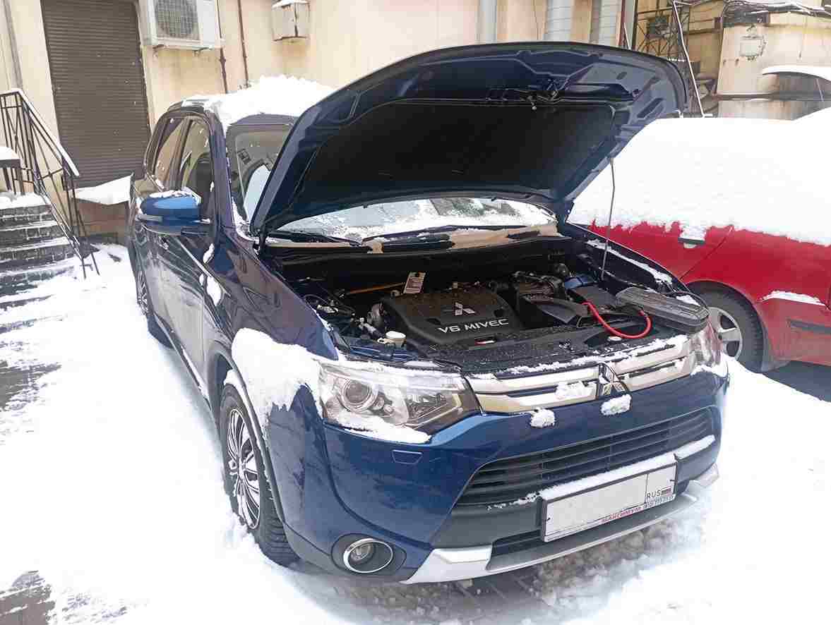 Запустили двигатель, прикурили аккумулятор Mitsubishi Outlander на Среднем проспекте Васильевского острова в Василеостровском районе Санкт-Петербурга