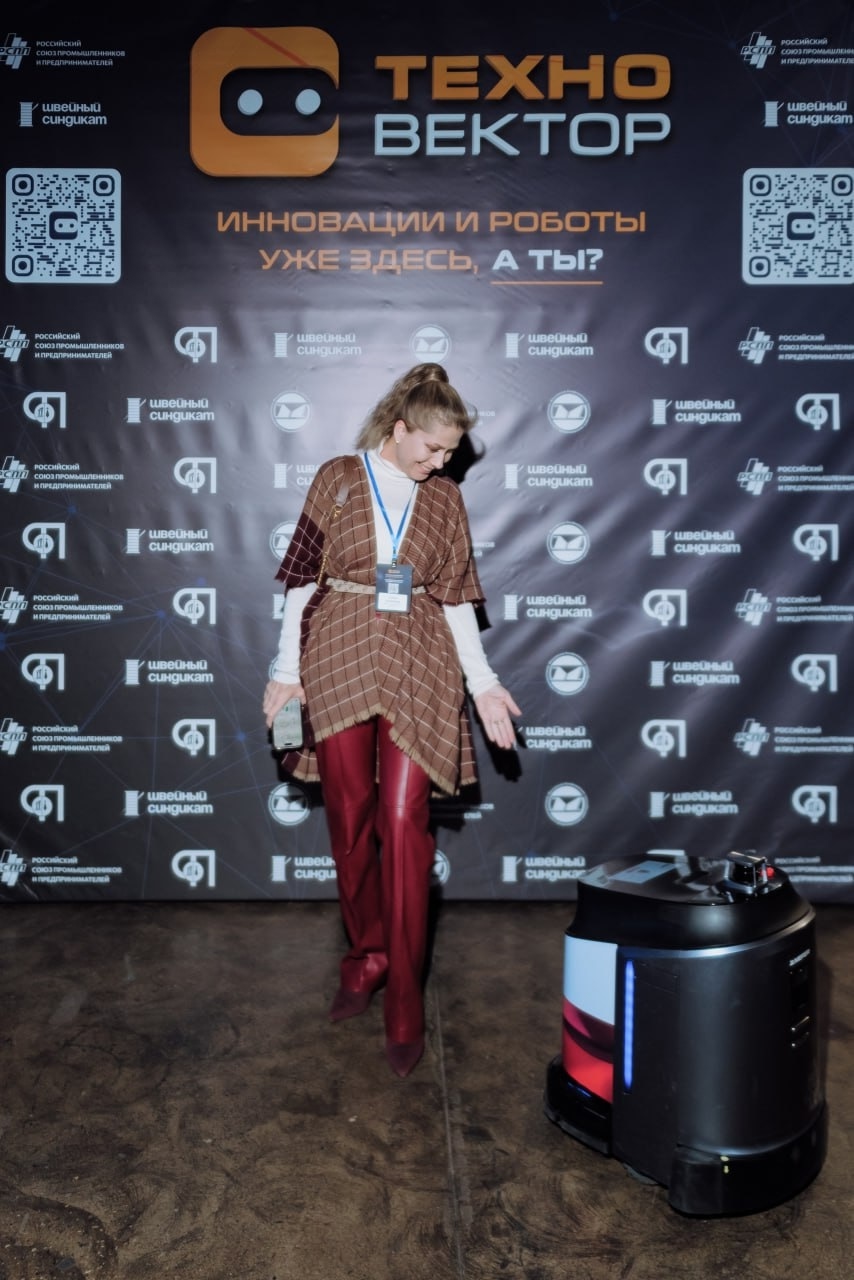 Робот-уборщик GAUSIUM PHANTAS на стенде MEFERI