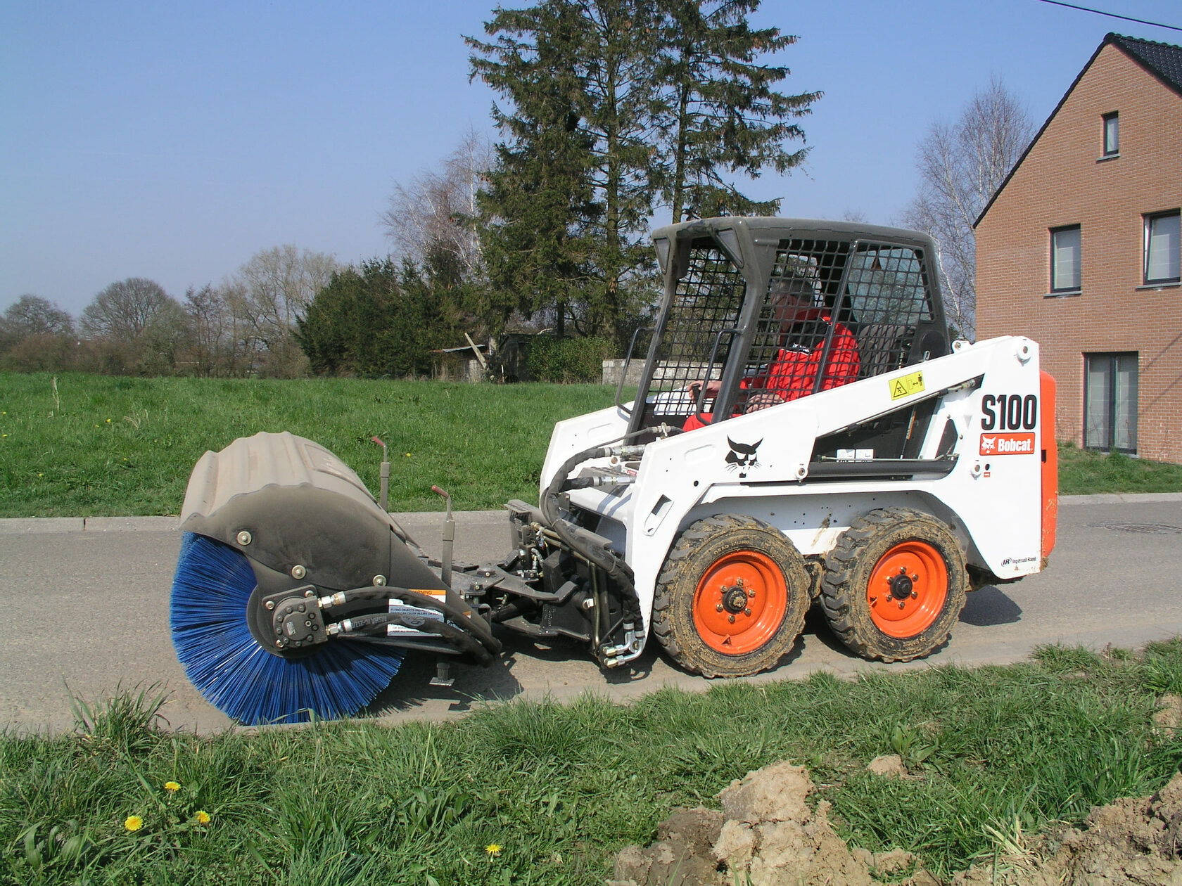 Мини 100. Мини погрузчик Бобкэт s100. Погрузчик Bobcat s100. Мини погрузчики Бобкэт 100. Щетка на Bobcat s530.