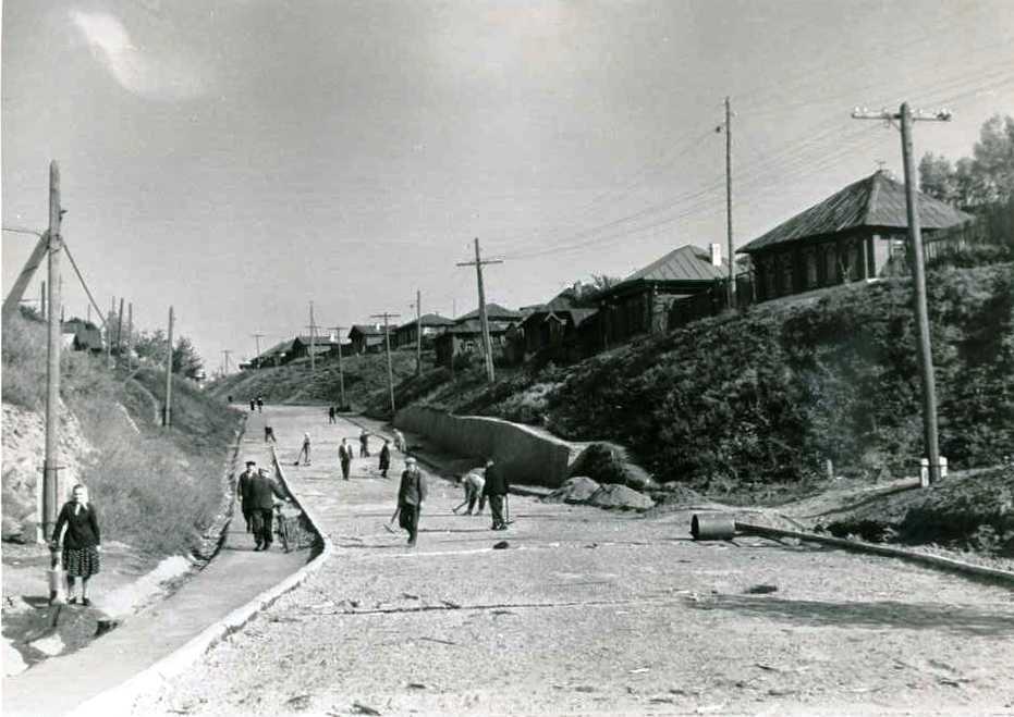 Улица Володарского (ныне ул. Ленина). Ремонт дороги у каменного моста. 1960-е гг.