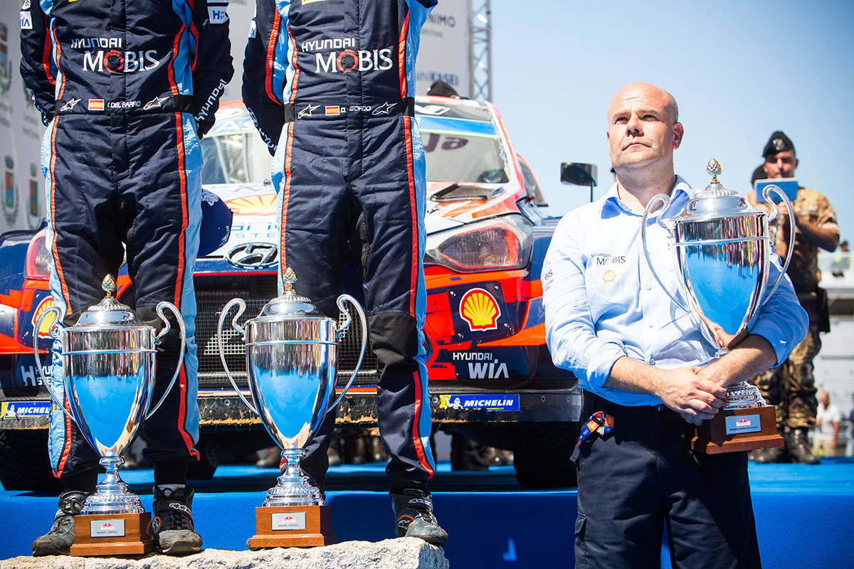 Руководитель Hyundai Motorsport Андреа Адамо, победители ралли Сардиния 2019 Дани Сордо и Карлос дель Баррио