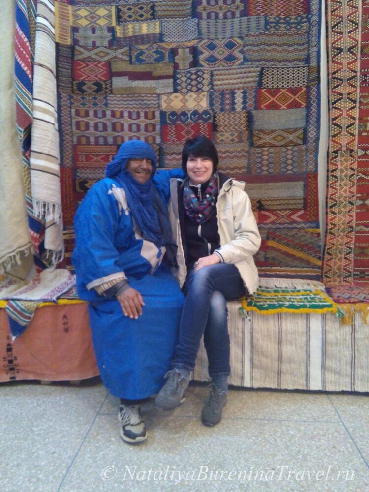 Фотография автора с продавцом в магазине ковров в Тафрауте, Марокко.