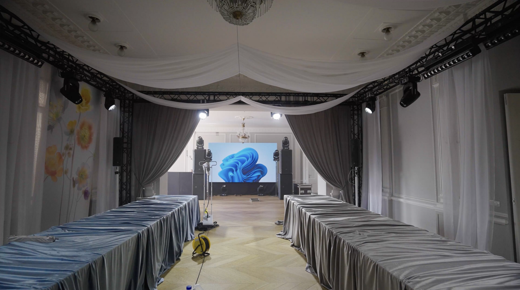 уникальная свадебная атмосфера, драпировка, яркая флористика, блэкаут