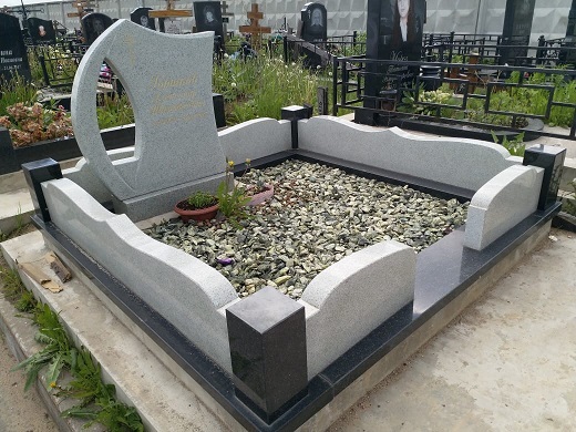 Гранитная мастерская памятники 40 дней. Цоколь на кладбище из гранита. Памятники на могилу. Дымовский гранит крошка благоустройство могилы. Искусственный гранит для памятников.