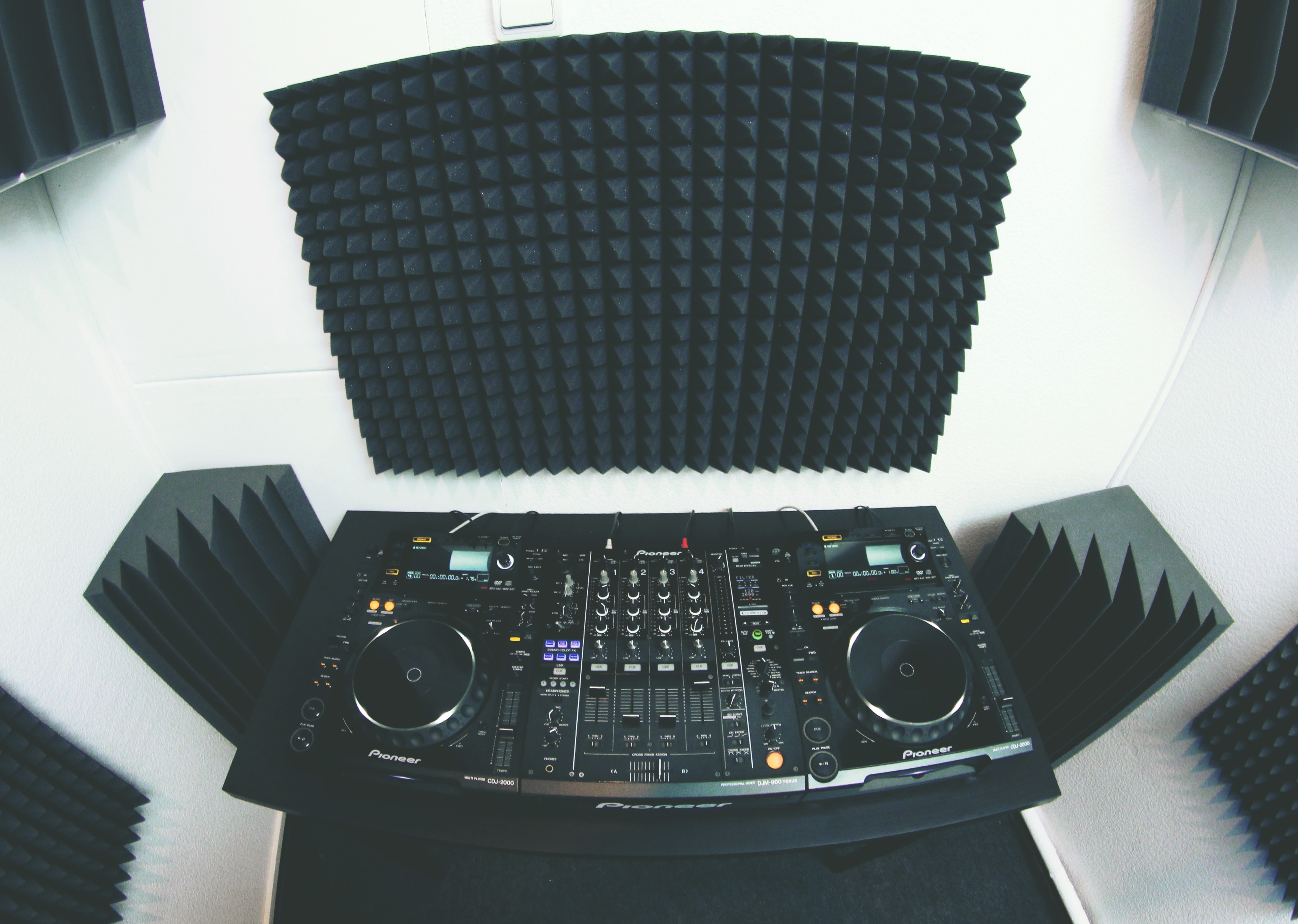 Студия диджеинга. Dj студия. Дж студия. Студия диджеинга. Студия звукозаписи аппаратура.