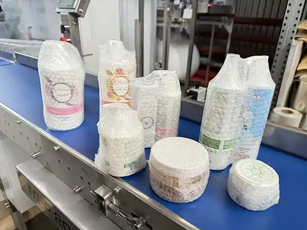 Косметика и флаконы в защитной пузырчатой упаковке