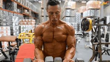 Подъём гантелей вместе