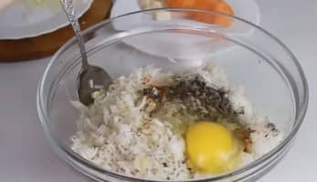 Приготовление ёжиков из фарша с рисом и подливкой: шаг 7