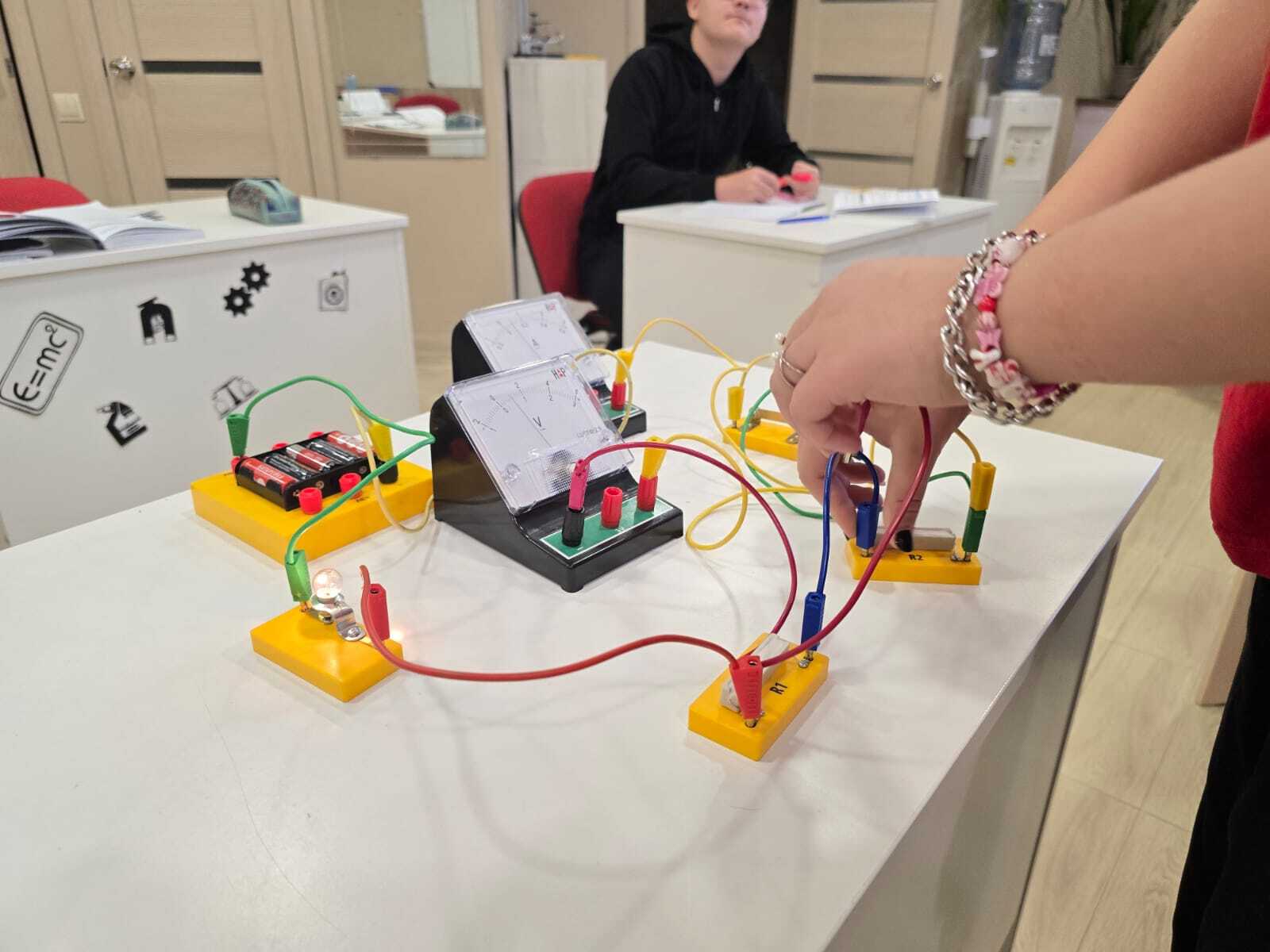 Весёлые уроки физики для 8 класса — учиться легко, интересно и с пользой!