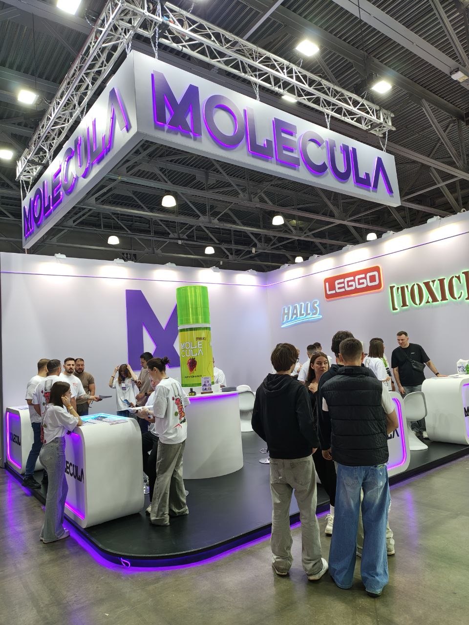 Арт-объект в форме флакона MOLECULE