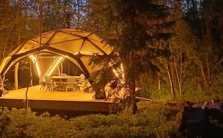 Купольная гриль-беседка с подсветкой вечером в лесу на базе отдыха