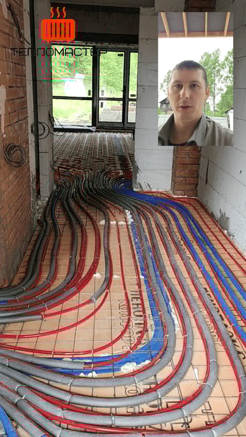 В коридоре проходят магистрали теплого пола на сетке