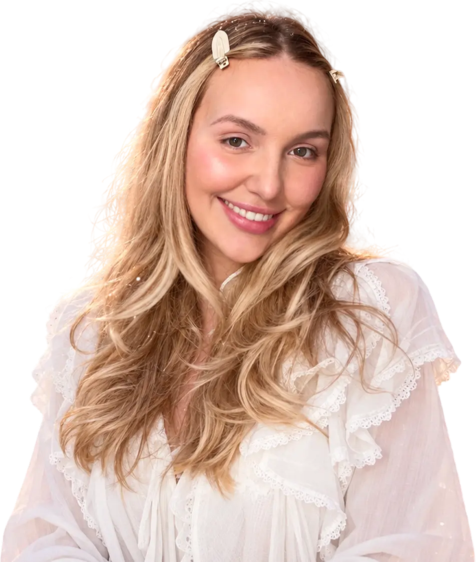 Василина, основатель RubyWoo School, на заснеженной рождественской улице