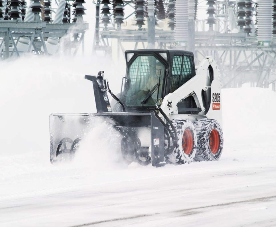 Погрузчик для снега. Снегоуборочный Bobcat трактор Bobcat. Bobcat s185 снегоуборка. Погрузчик Бобкэт для уборки снега. Уборка снега Bobcat.