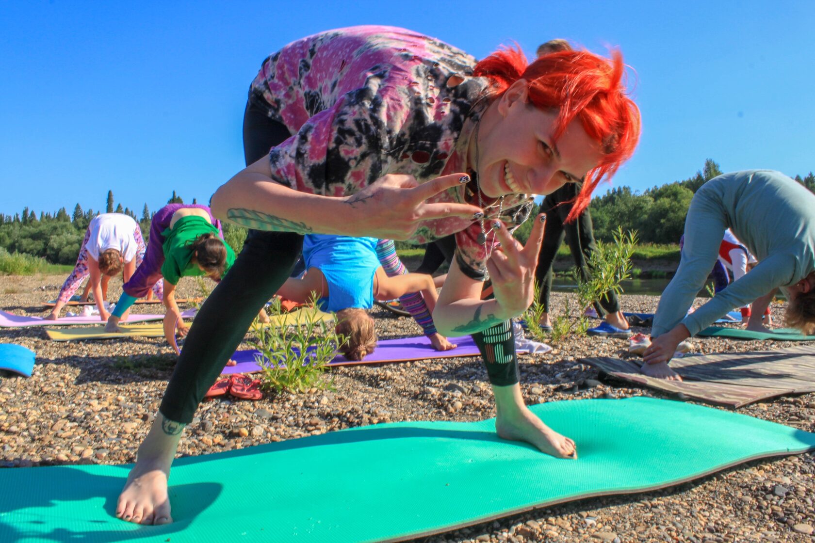 Спортивный клуб. Детский йога лагерь. Ананда шивани барнаул. Kids yoga. Йога лагерь.