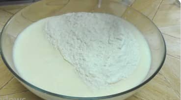 Приготовление заливного пирога с капустой и яйцом на кефире в духовке: шаг 10