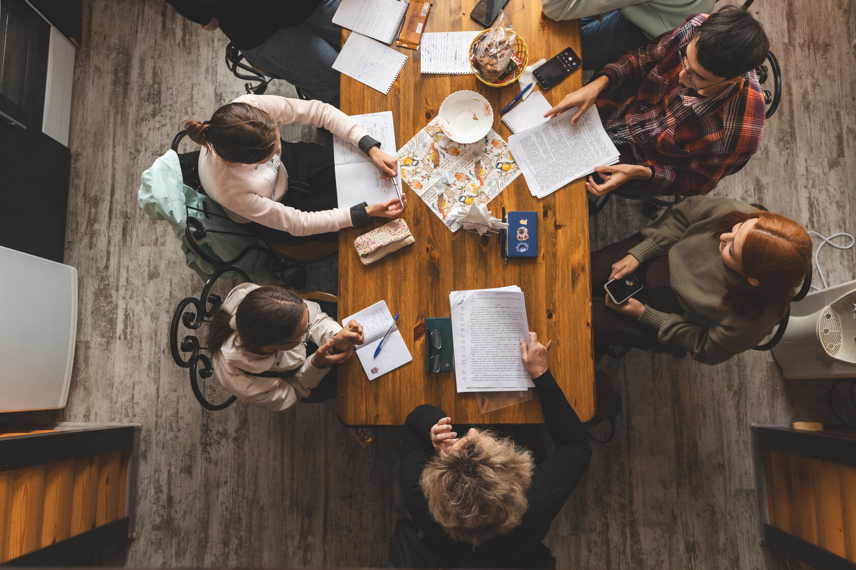 Момент обсуждения с профессиональным литератором.