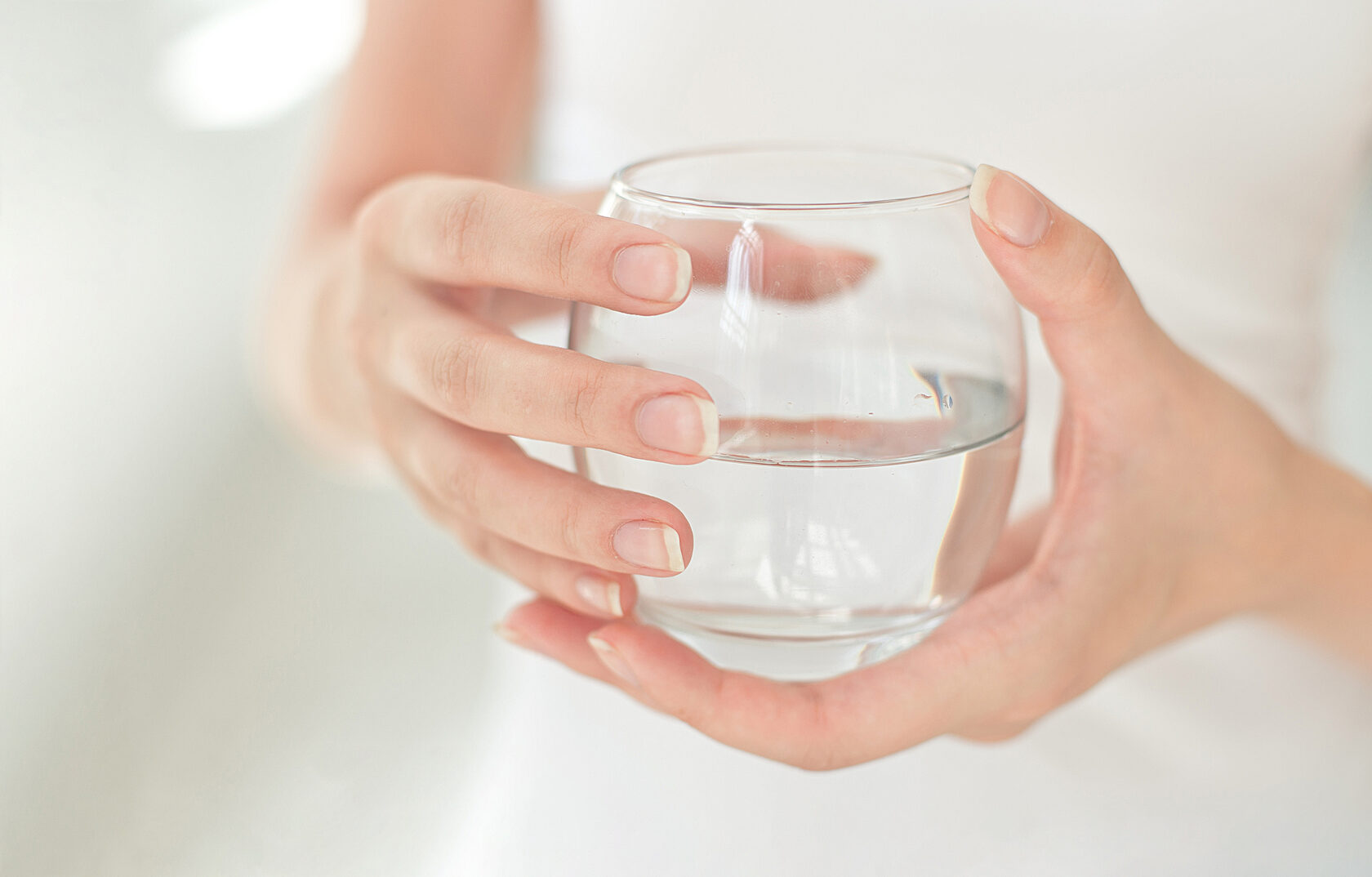 Вода после пробуждения. Стакан воды. Стакан воды в руке. Рука с бокалом. Женская рука со стаканом воды.