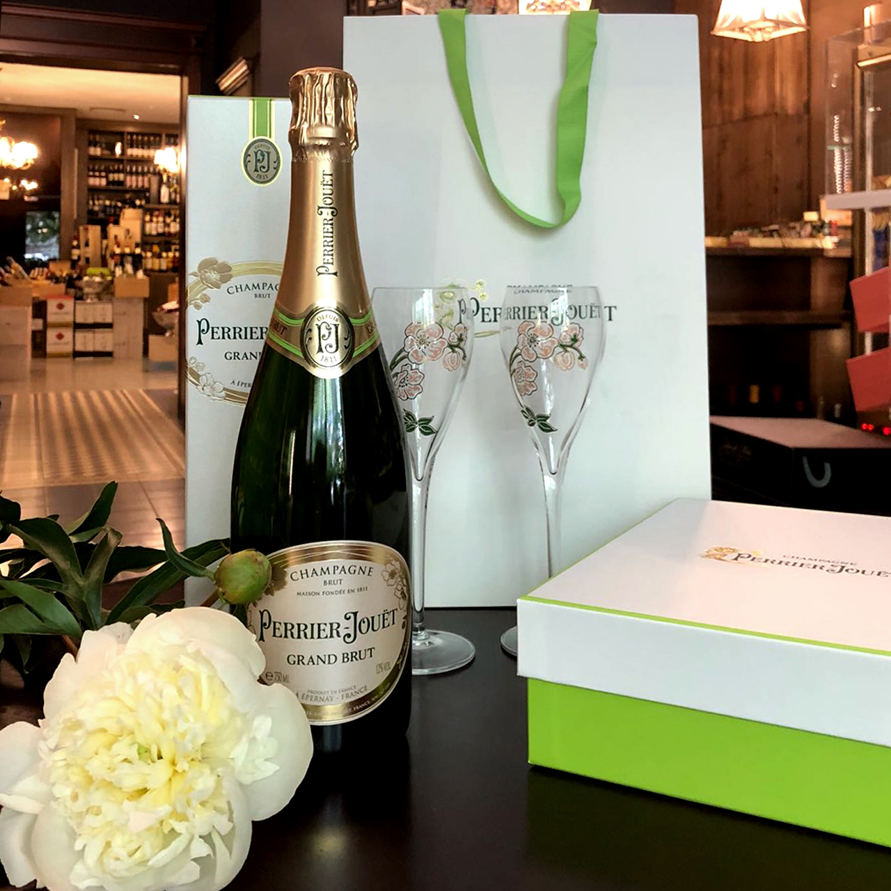 Шампанское в коробке. Perrier jouet бокалы. Шампанское Бель. Perrier jouet бокалы для шампанского.