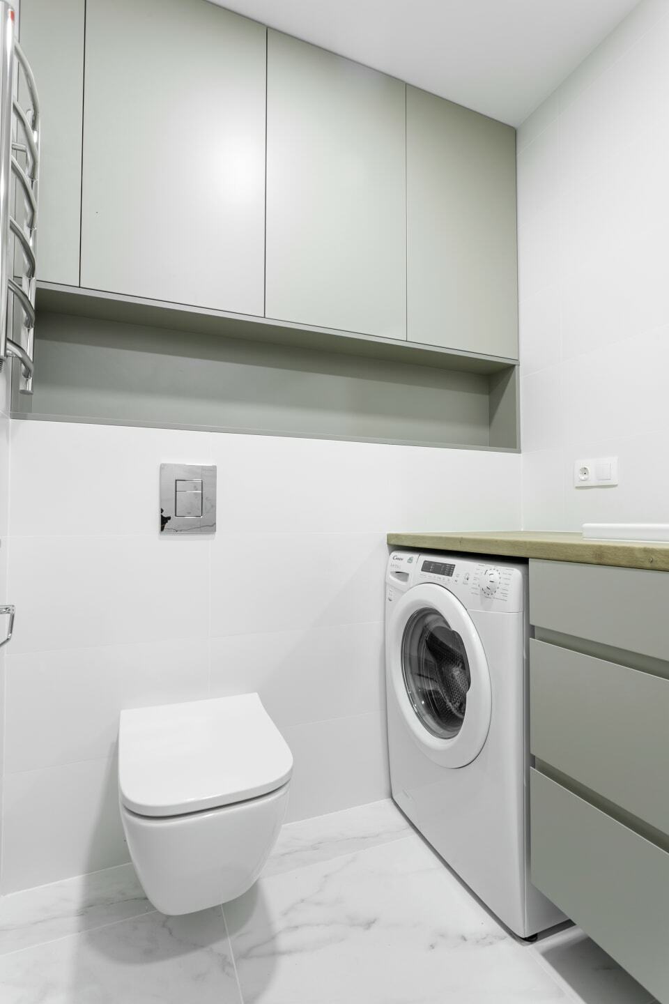 Инсталляция Geberit и стеклянная душевая шторка