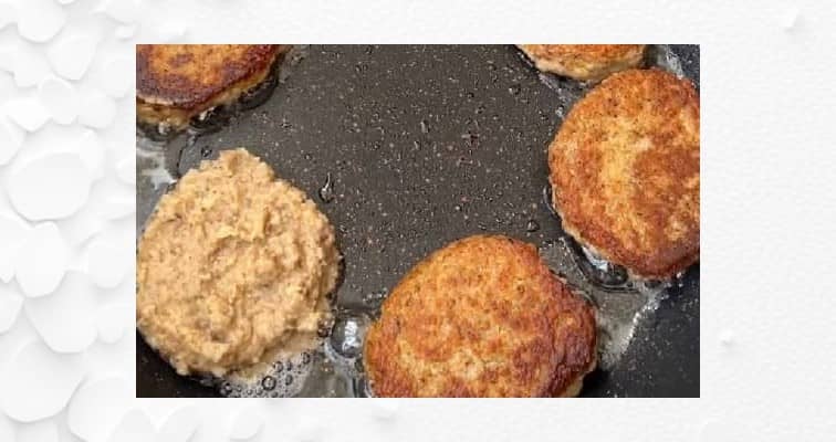 Приготовление котлет из вареной гречки с луком и картофелем на сковороде: шаг 4