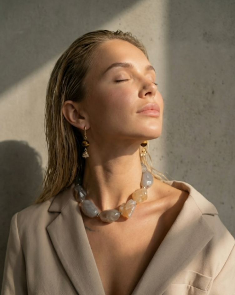 Модель с украшениями