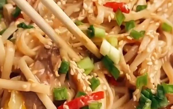 Приготовление лапши удон с индейкой и овощами: шаг 9