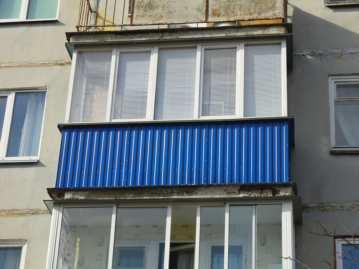 Балкон гомель. Синий балкон снаружи. Обшивка балкона снаружи. Балкон из профнастила. Обшить балкон снаружи.