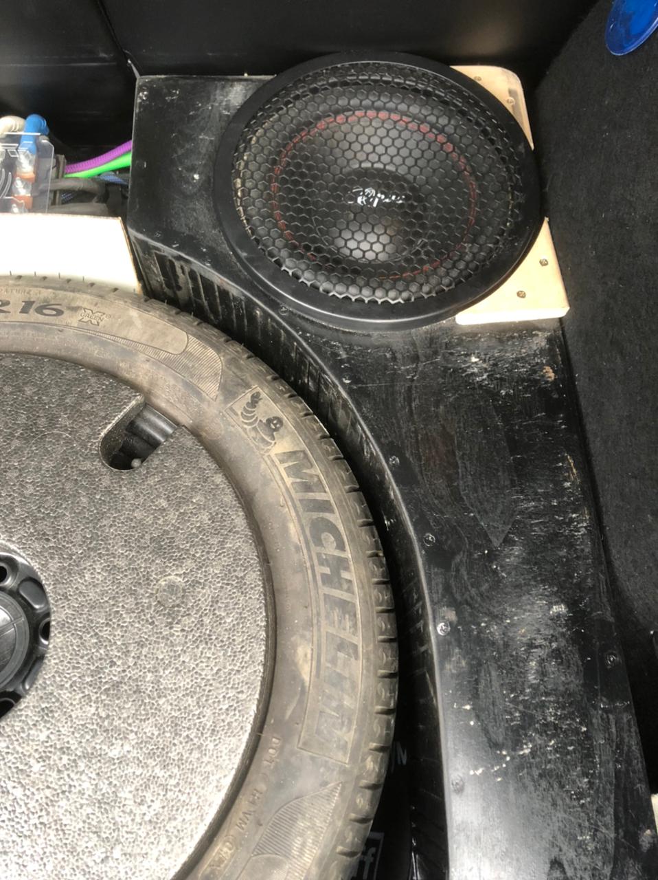 устанвока сабвуфера ford focus 3