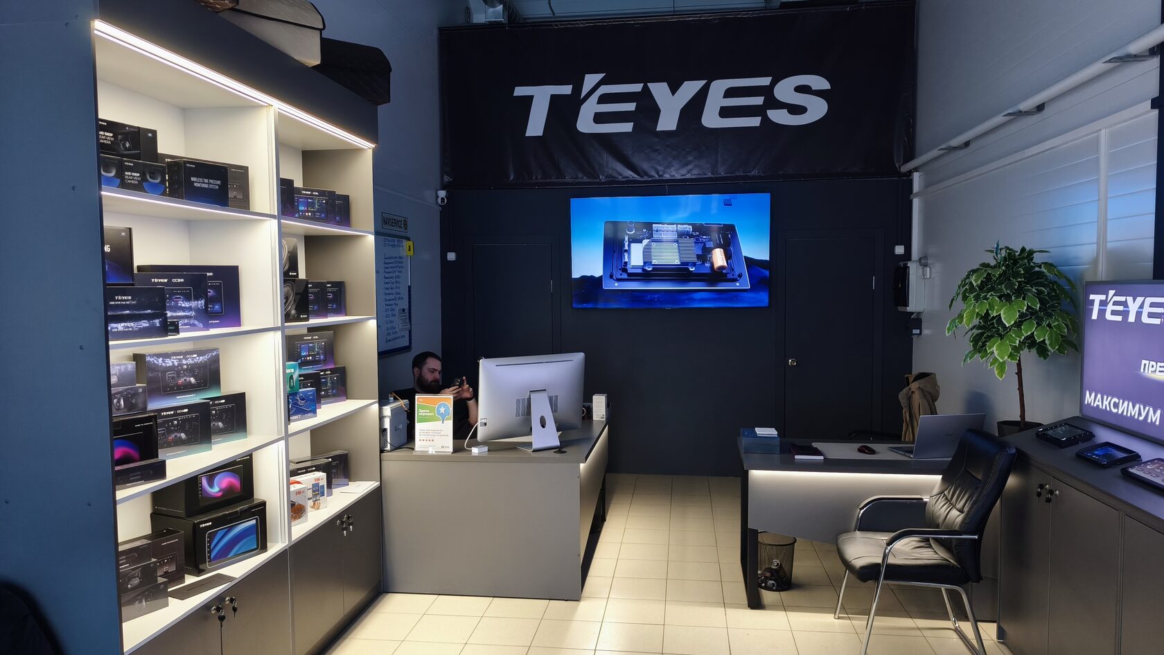 Витрина магнитол TEYES в установочном центре