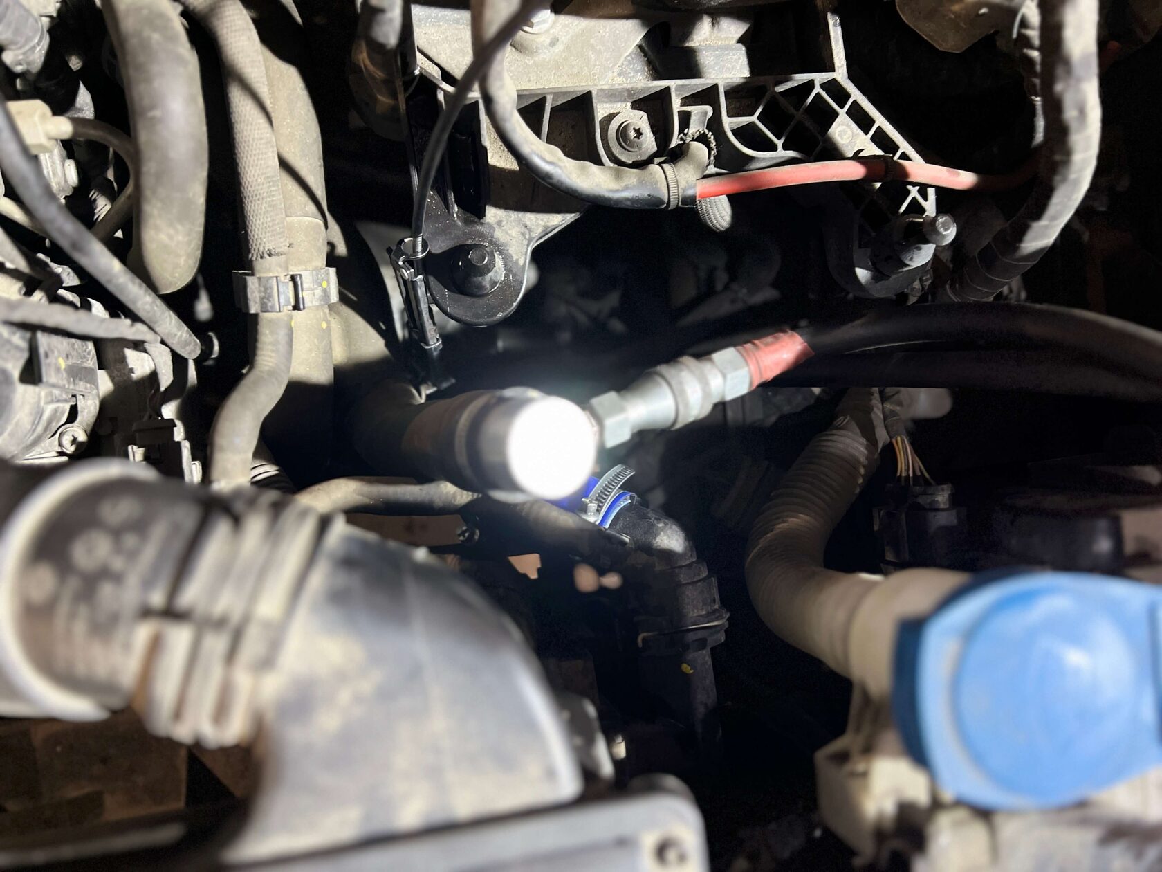 Подключаем станцию по аппаратной замене антифриза к патрубку Тигуан