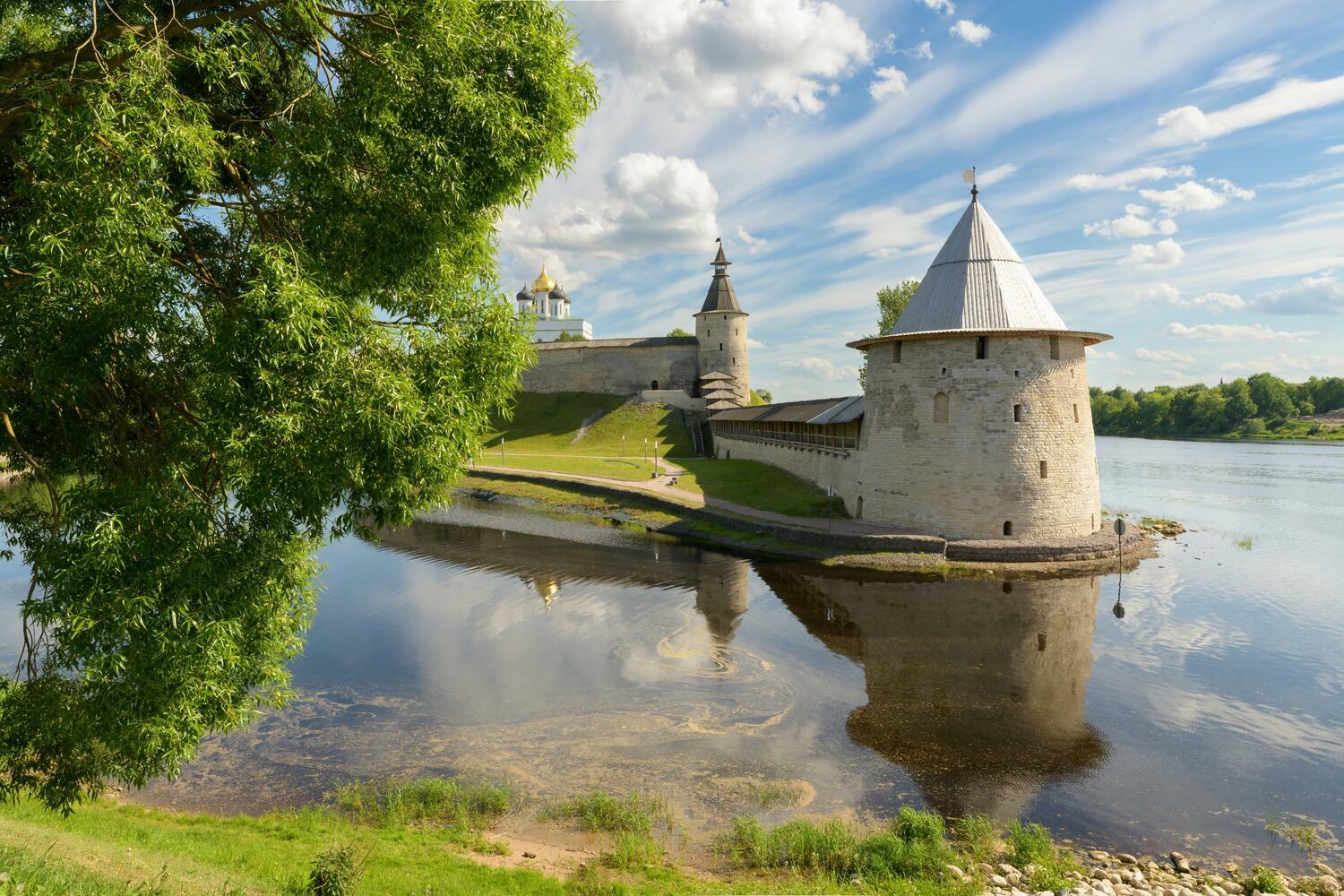 Достопримечательности Пскова Великая река. Река Великая стрелка с Псковой. Кремль под землёй. Ближайший Новгород.