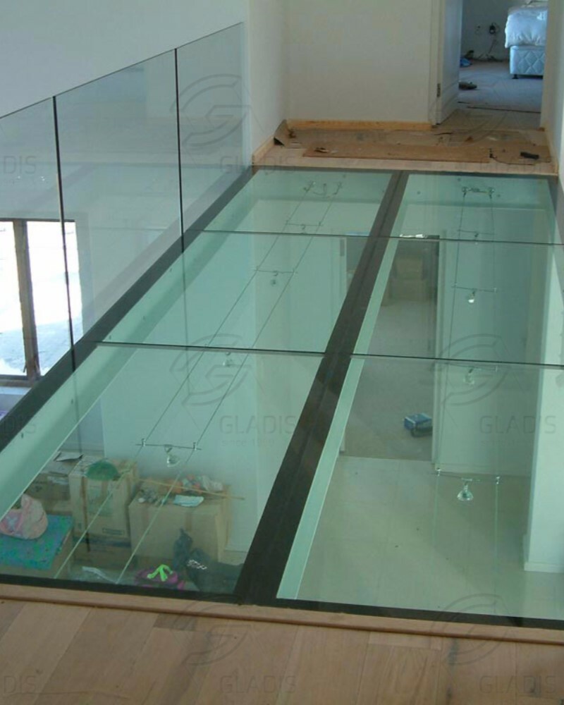 Стеклянный пол с подсветкой фото