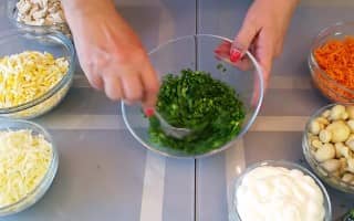 Приготовление салата «Грибная поляна» с шампиньонами и курицей: шаг 4