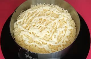 Приготовление салата «Дамский каприз» с курицей и ананасом слоями: шаг 12