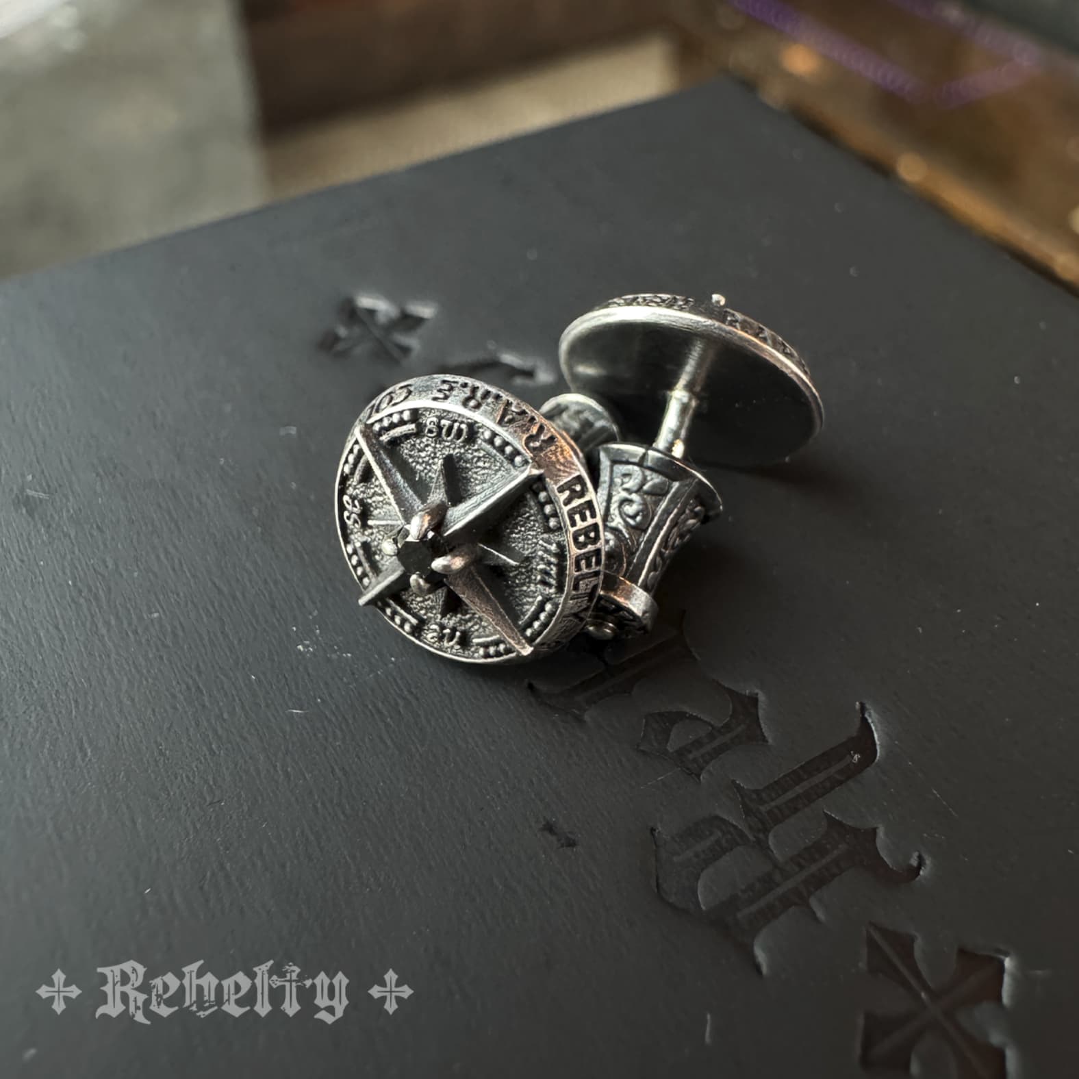 Авторская мужская серьга