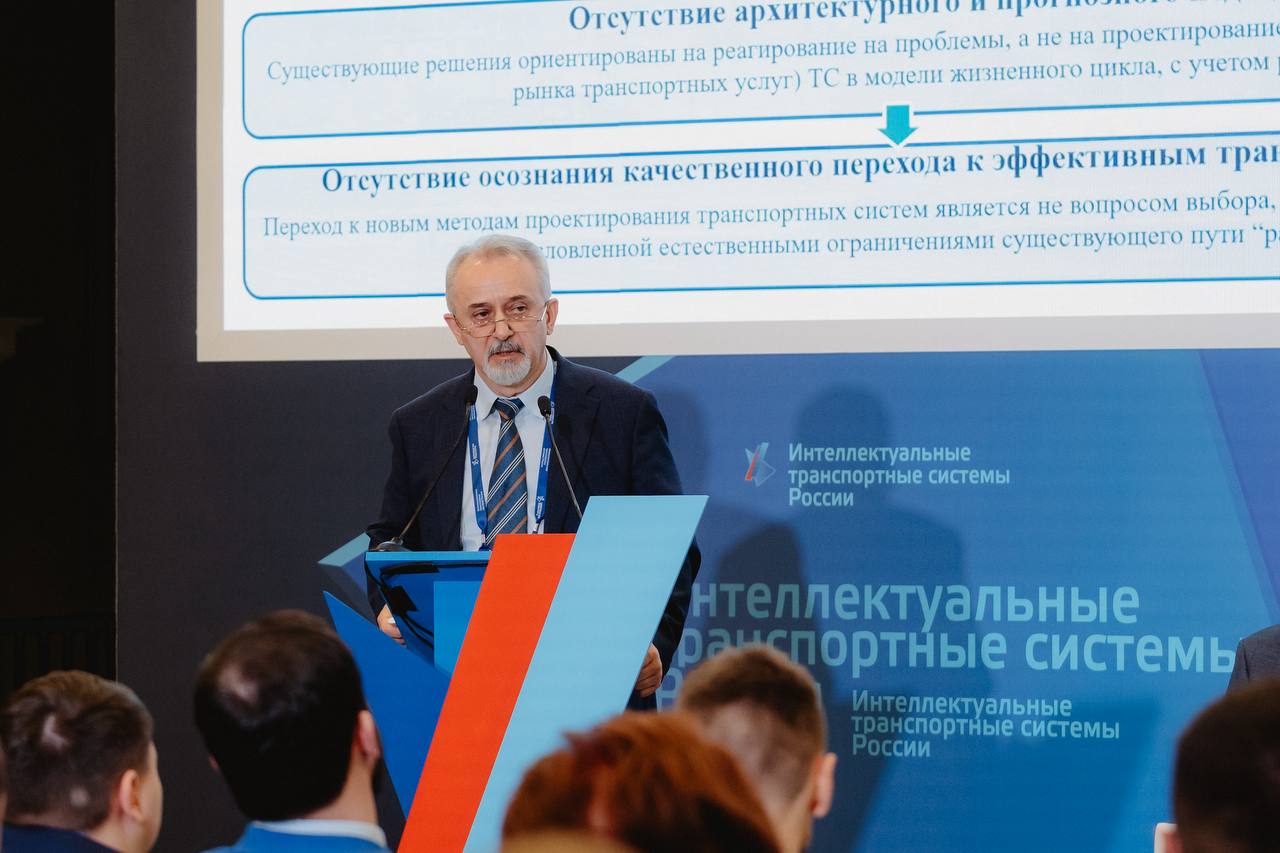 Президент Ассоциации транспортных инженеров Султан Жанказиев выступил с программным докладом на конференции «ИТС регионам» в Туле.
