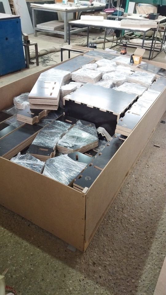 Промаркированные детали фанерного каркаса квадрокупола в транспортном ящике