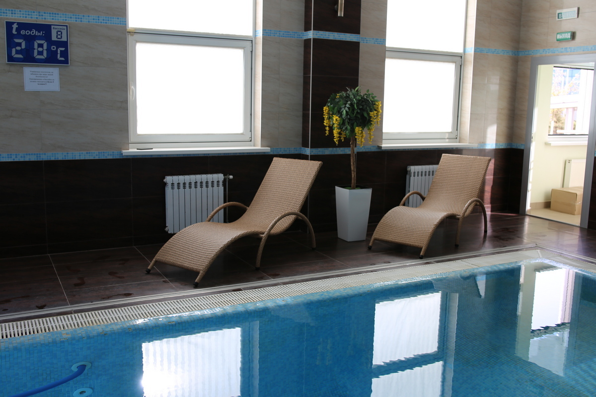 Шезлонг из искусственного ротанга для отдыха у бассейна, устойчивый к солнечным лучам и влаге.