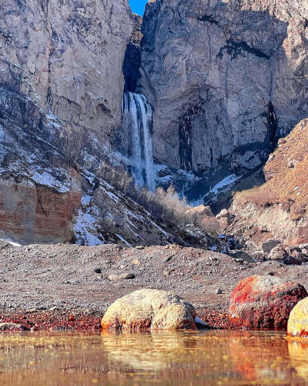 Джылы-су водопад и озеро в горах