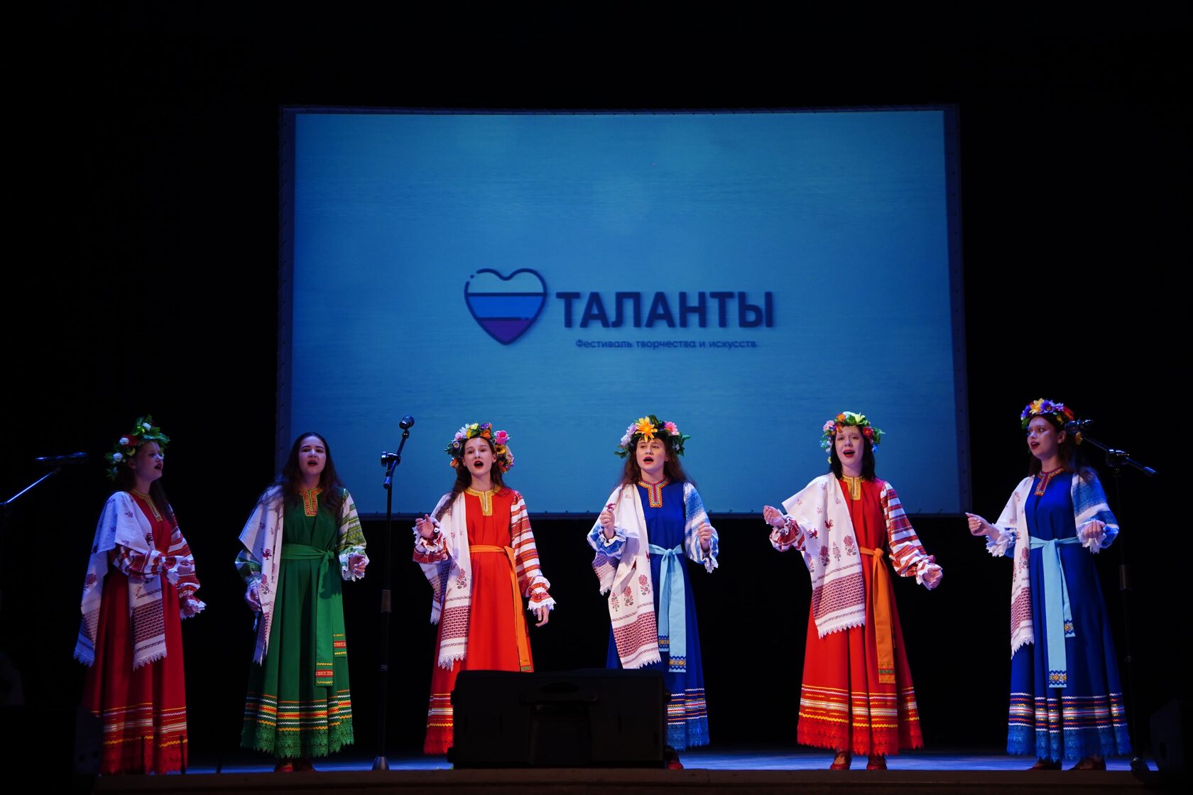 Вокальный ансамбль на сцене фестиваля «Таланты», архивное фото