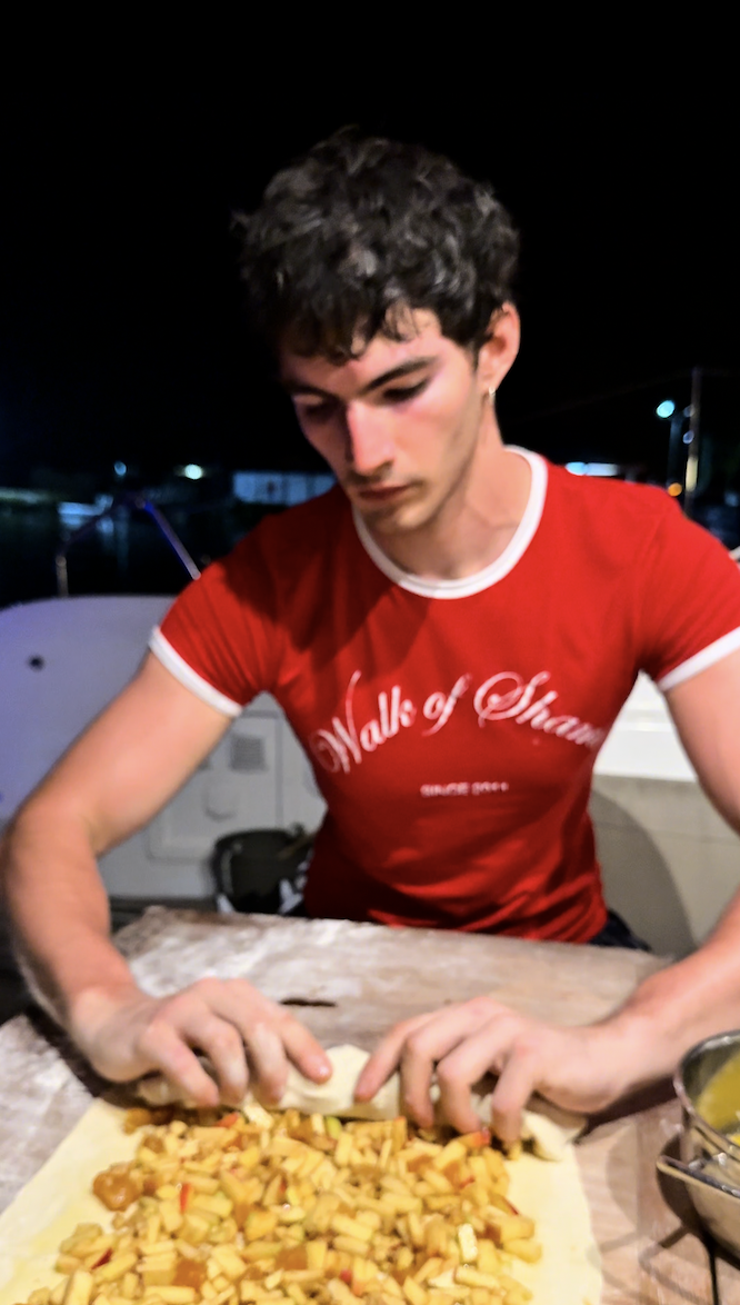 Борис готовит ночью