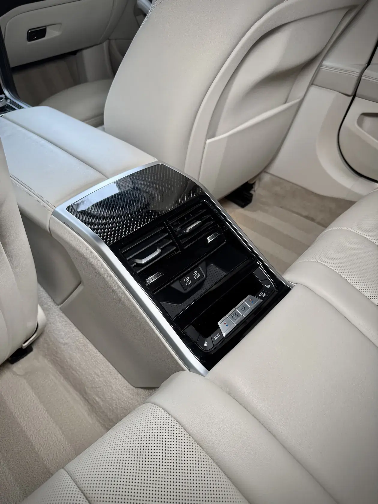 Задняя консоль и светлый кожаный салон BMW 850i