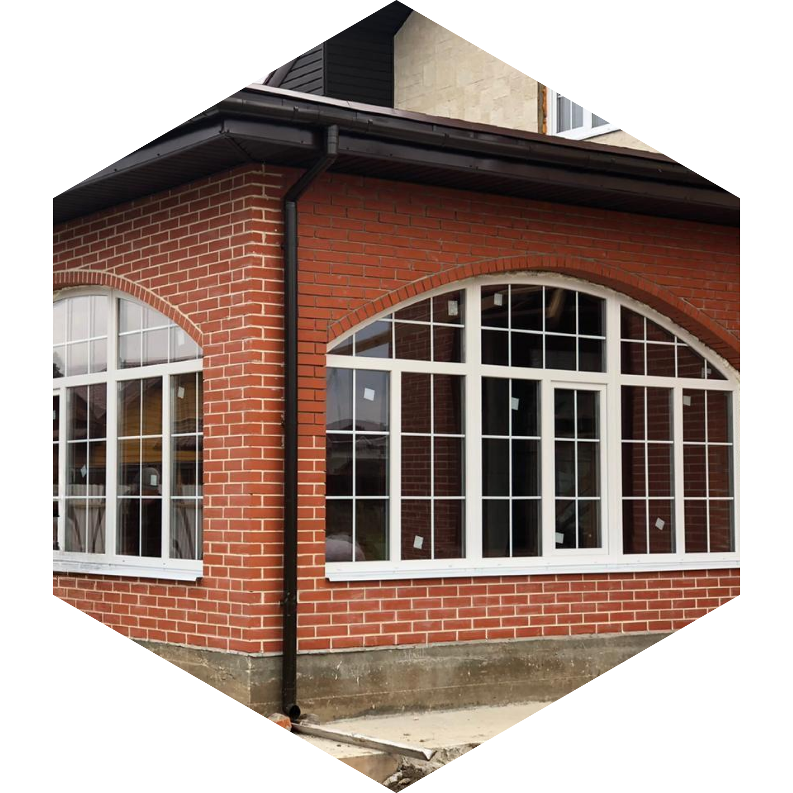 Пример остекления окон с аркой частного дома 