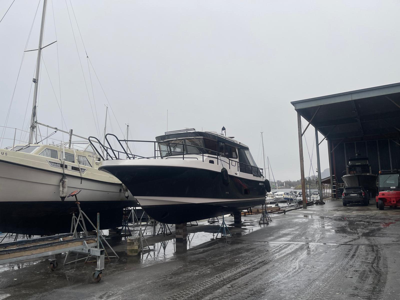 Nord Star 33+ вид сбоку на ходу, динамичный корпус и рубка