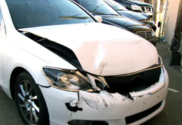 Повреждения капота и передней части Lexus