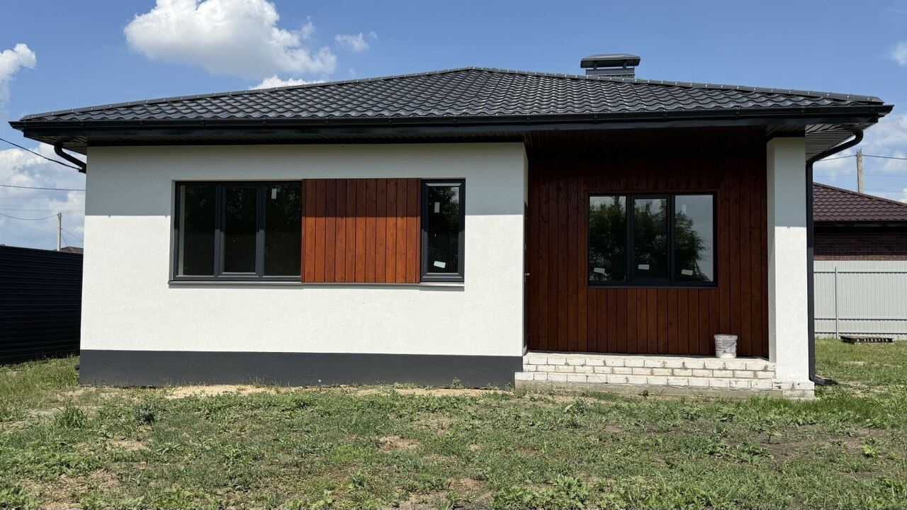 Готовый фасад с деревянными акцентами