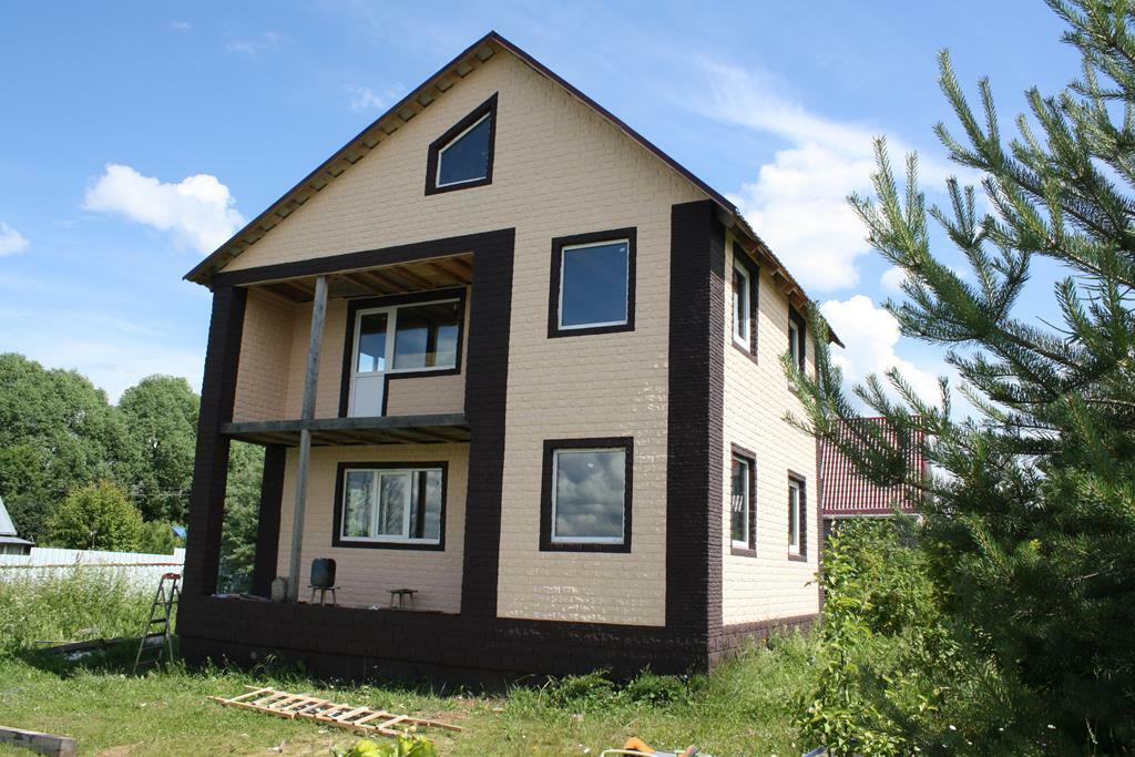 красивый дом обшитый сайдингом. красивые фасады домов. виниловый сайдинг. фасады домов. виниловый сайдинг "wood grain".