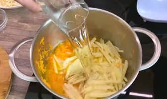 Приготовление супа из свежих опят с картофелем: шаг 4